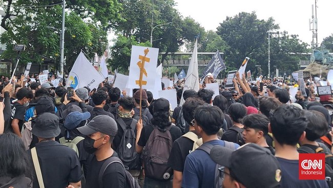 Massa demonstran Indonesia Gelap menyinggung "Fufufafa" saat beraksi di kawasan Patung Kuda, Jakarta Pusat, Jumat (21/2) ini.