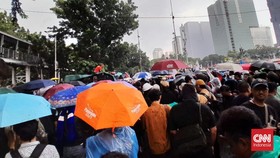 Hujan Turun di Patung Kuda, Massa Aksi Indonesia Gelap Bertahan