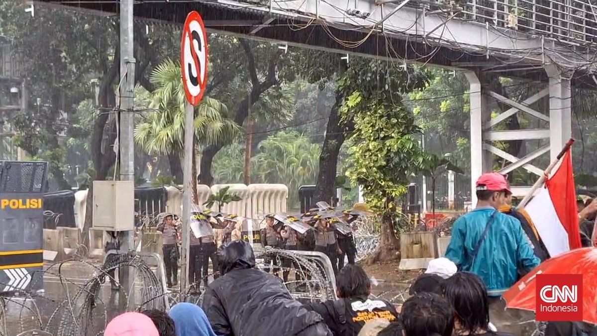 Aksi Indonesia Gelap, Massa di Patung Kuda Lempar Botol dan Petasan