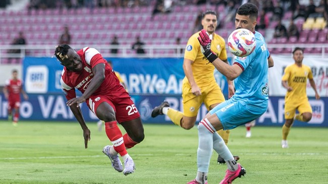 Persis Solo ditahan Semen Padang 1-1 dalam pertandingan pekan ke-24 Liga 1 2024/2025 di Stadion Manahan, Solo, Jumat (21/2).