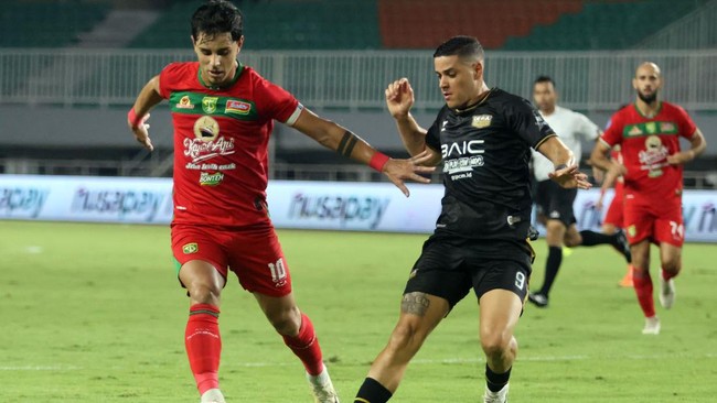 Dewa United berhasil mengalahkan Persebaya Surabaya 2-0 pada pekan ke-24 Liga 1 2024/2025 di Stadion Pakansari, Jumat (21/2).