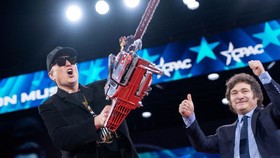 FOTO: Elon Musk Bawa Gergaji Mesin ke Panggung saat Konferensi CPAC