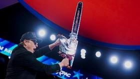 Elon Musk Pamer Gergaji Mesin di Acara Konferensi Konservatif