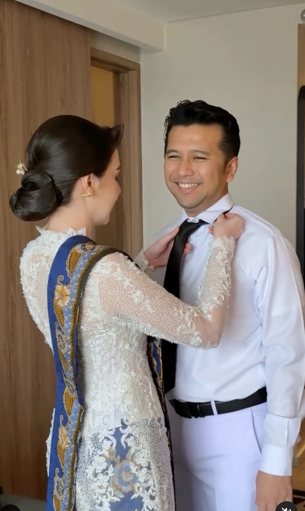 Gaya Arumi Bachsin di Pelantikan Wagub Jatim Emil Dardak