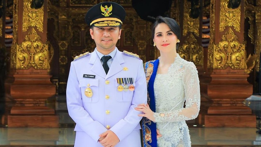 Gaya Arumi Bachsin di Pelantikan Wagub Jatim Emil Dardak Gaya Arumi Bachsin di Pelantikan Wagub Jatim Emil Dardak