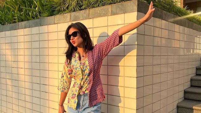 Get The Look: Ide Gaya Casual dan Kekinian dengan Kebaya Kutubaru ala Shenina Cinnamon