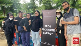 Dukung Aksi Indonesia Gelap, Ibu-ibu dan K-Popers Bagi Makanan Gratis