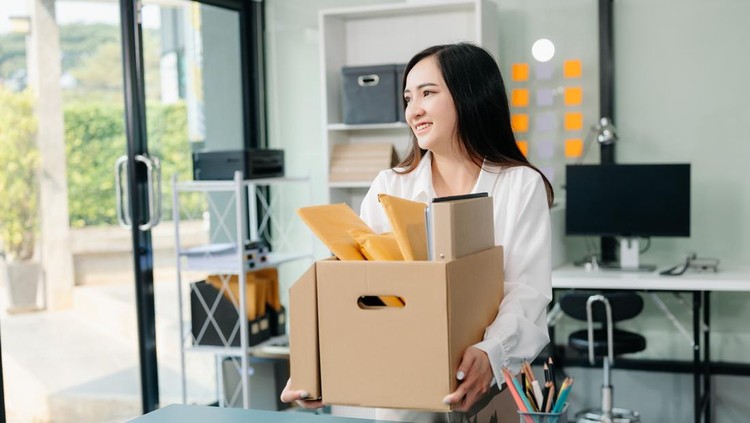 Ilustrasi resign atau berhenti kerja Happy and excited young beautiful Asian woman office worker celebrating her resignation, carrying her personal stuff. leaving job, changing or company.in modern office