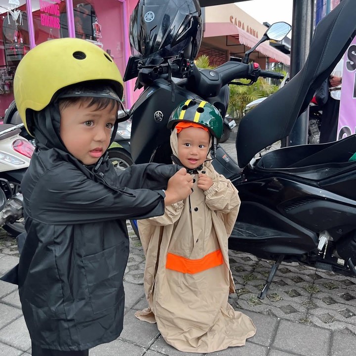 <p>Jennifer Bachdim tampaknya gemar naik motor bersama anak-anaknya selama menetap di Bali nih, Bunda. Melalui unggahan ini, perempuan 37 tahun ini menuliskan caption candaan terkait kehidupan di Bali. "<em>Tell me you live in Bali without telling me you do</em>. #BaliLife," tulisnya. (Foto: Instagram @jenniferbachdim)</p>