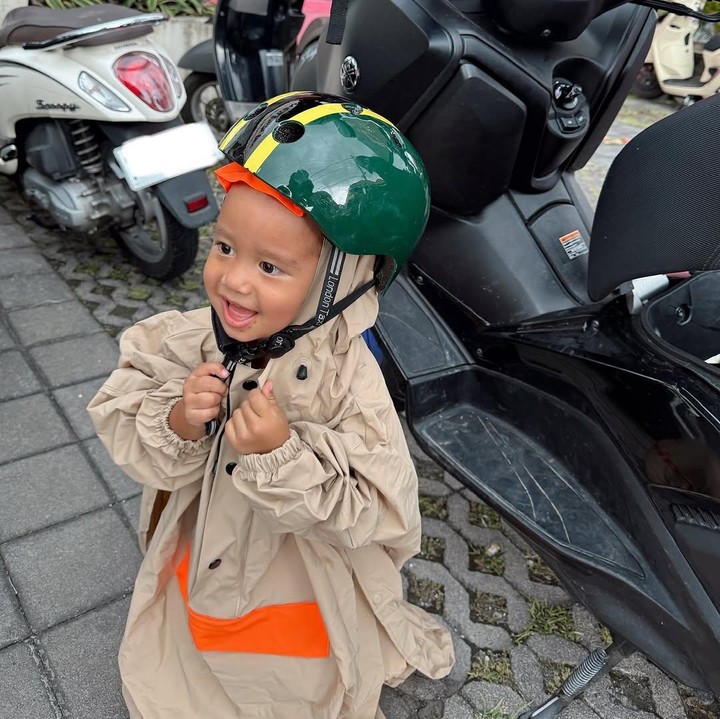 <p>Salah satu yang mencuri perhatian dari foto yang diunggah Jennifer Bachdim adalah saat si bungsu Kiro terlihat bahagia kala mengenakan jas hujan lengkap dengan helm motor berwarna hijau. Kiro seperti tidak takut akan menerjang hujan saat naik motor dengan sang Bunda. (Foto: Instagram @jenniferbachdim)</p>
