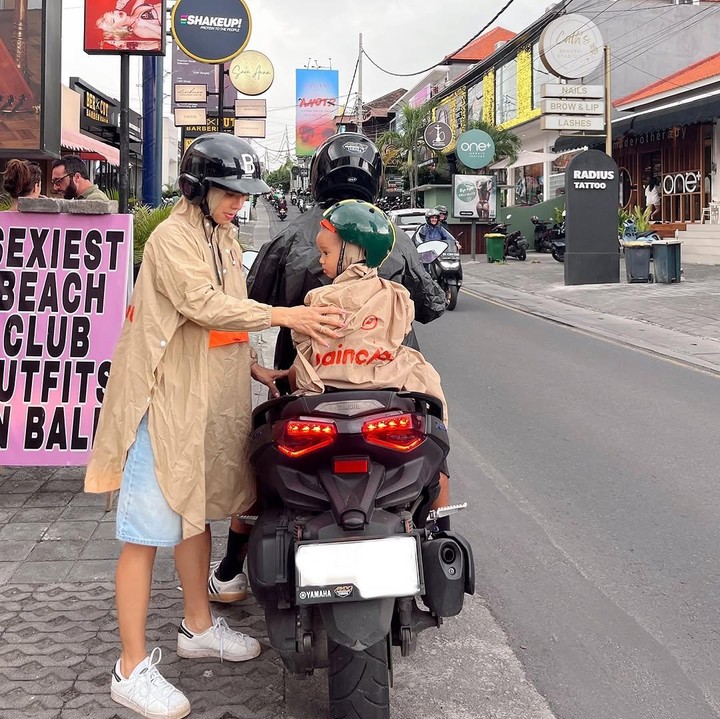 <p>Sebagai Seleb yang sering membagikan tips parenting, unggahan Jennifer Bachdim ini banyak menuai komentar positif dari netizen. Ia dianggap <em>the best mom</em> karena selalu hadir untuk anak-anaknya. "Mamajen <em>you are rock en roll</em> .. kereennn," tulis akun @ta***. "<em>The best mom</em>," ujar @sk***. (Foto: Instagram @jenniferbachdim)</p>