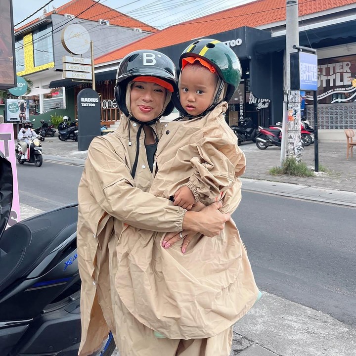 <p>Belum lama ini, Jennifer Bachdim membagikan potret saat kompak mengenakan jas hujan bersama kedua anaknya, Kiyoji dan Kiro. Keduanya ternyata akan mengendarai sepeda motor. Jennifer Bachdim sepertinya berjaga-jaga agar tidak terkena hujan saat naik motor dengan sang putra. (Foto: Instagram @jenniferbachdim)</p>