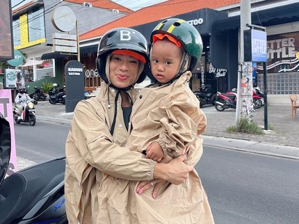 Jennifer Bachdim Ternyata Gemar Naik Motor Bareng Anak-anaknya di Bali, Ini 5 Potretnya