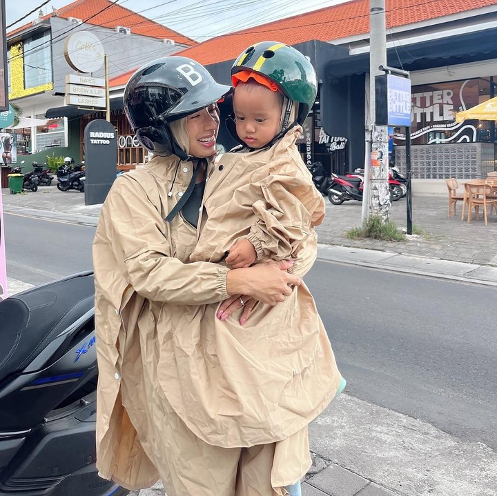 <p>Bunda Seleb Jennifer Bachdim saat ini menetap di Bali bersama suami dan keempat anaknya. Melalui unggahan di Instagram, istri pemain sepak bola Irfan Bachdim ini sering membagikan aktivitasnya selama di Pulau Dewata. (Foto: Instagram @jenniferbachdim)</p>