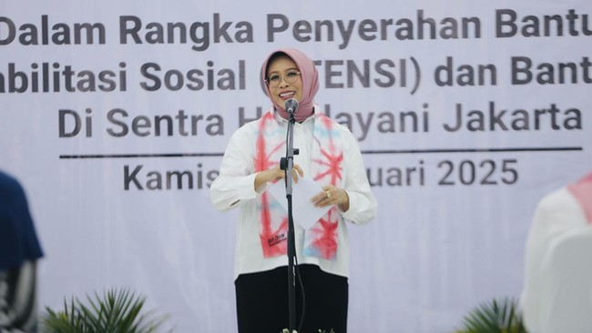 DWP Kemensos menyalutman bantuan ATENSI dan donasi melalui Kitabisa.com di Sentra Handayani guna memperkuat solidaritas sosial dan dukung kemandirian PPKS.
