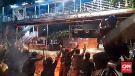 Indonesia Gelap Ricuh, Aparat Dilempari Bom Molotov di Patung Kuda