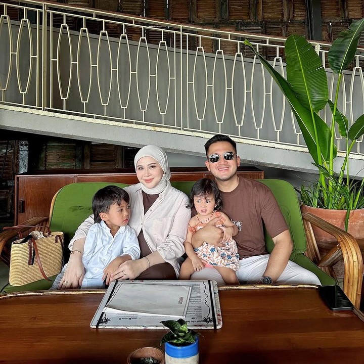 <p>Selama menjalani kehamilan ketiga, Kesha sering membagikan aktivitasnya melalui akun media sosial. Belum lama ini, Kesha mengunggah momen saat <em>quality time</em> bareng suami dan dua anaknya. Momen ini tampaknya menjadi spesial bagi Kesha sebelum anggota keluarganya bertambah. (Foto: Instagram @kesharatuliu05)</p>