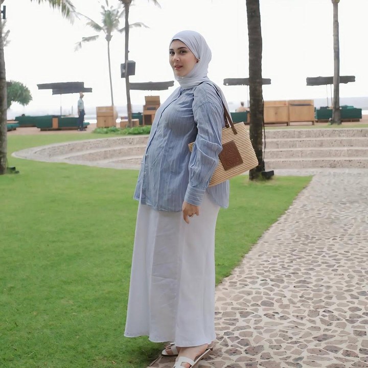 <p>Aktris Kesha Ratuliu sebentar lagi akan melahirkan anak ketiganya, Bunda. Belum lama ini, Kesha membagikan foto terbarunya yang tengah pamer <em>baby bump</em> kehamilan. Kesha tampil cantik mengenakan kemaja biru muda dan rok putih. (Foto: Instagram @kesharatuliu05)</p>