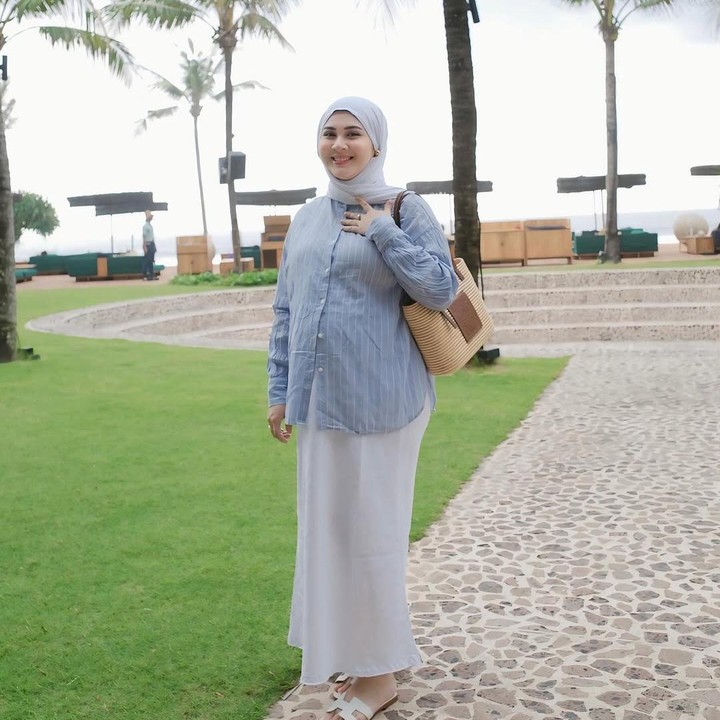 <p>Aktris Kesha Ratuliu sebentar lagi melahirkan anak ketiganya yang berjenis kelamin laki-laki, Bunda. Kesha juga akan menjalani Ramadhan dalam kondisi hamil tua. Saat ini, usia kehamilannya sudah masuk trimester ketiga atau tujuh bulan. (Foto: Instagram @kesharatuliu05)</p>