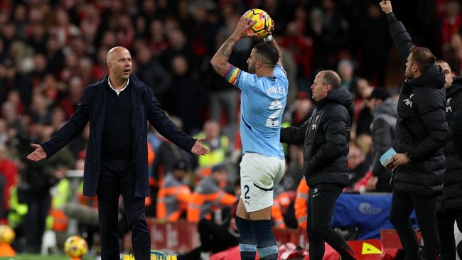 Man City vs Liverpool, Cedera Pemain Bikin Slot Khawatir Pelatih Liverpool Arne Slot dibuat khawatir dengan cedera pemain yang dialami timnya jelang melawan Manchester City pada lanjutan Liga Inggris.