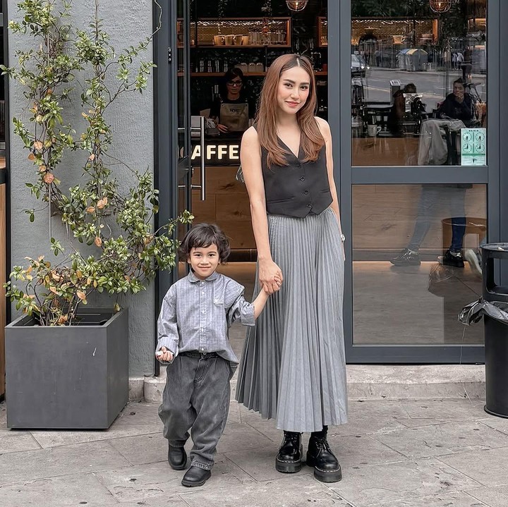 <p>Louise Anastasya resmi menikah dengan pria keturunan Italia bernama Eugenio Cimolin pada Juli 2018. Dari pernikahan ini, ia dikaruniai seorang putra bernama Francesco Liam yang lahir pada 2021. (Foto: Instagram @louiseans)</p>