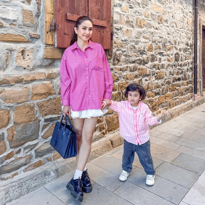 <p>Louise kerap mem-<em>posting</em> OOTD modis bareng putranya nih. Perempuan kelahiran Jakarta ini bahkan sering mengenakan pakaian yang desain dan warnanya kembaran dengan sang putra. Dalam foto yang baru-baru ini diunggah, Louise dan putranya Cesco terlihat kompak mengenakan kemeja garis berwarna pink dan putih. (Foto: Instagram @louiseans)</p>