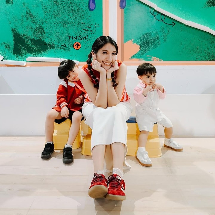 <p>Melihat dari laman media sosial, Acha kerap membagikan potret kebersamaannya dengan Lucas dan Kenan. Bahkan, mereka sering memakai baju bernuansa kembar. (Foto: Instagram: @achasinaga)</p>