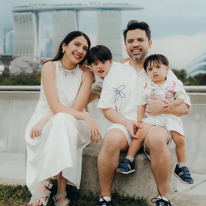 <p>Dalam unggahan terbarunya, Acha berserta kedua putranya terlihat kompak mengenakan pakaian serba putih, nih. Gemas banget ya, Bunda. (Foto: Instagram: @achasinaga)</p>