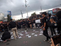 Demo Indonesia Gelap di Jember Bakar Seluruh Foto Menteri Kabinet Merah Putih