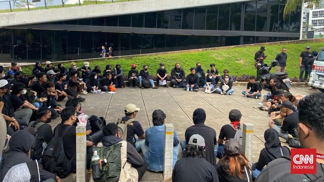 Massa demonstran Indonesia Gelap mulai berkumpul di Taman Ismail Marzuki (TIM), Jakarta Pusat, Jumat (21/2) siang.