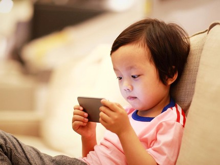 Anak Terlalu Banyak Screentime Bikin Kemampuan Sosialisasinya Buruk? Ini Penjelasannya