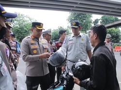 Operasi Keselamatan 2025, Polres Jakbar Bagi-bagi Helm Gratis ke Pemotor