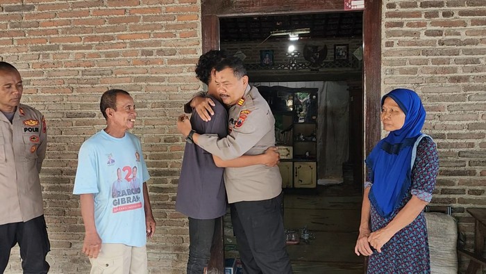 Polsek Tlogowungu saat mendatangi remaja dan adiknya setelah viral mencuri pisang di Pati, Jumat (21/2/2025).