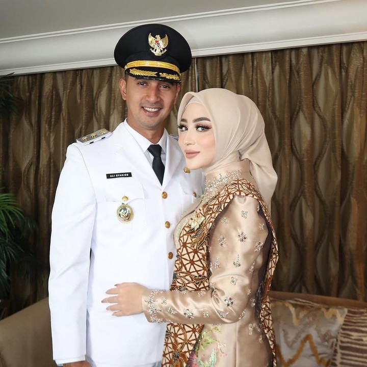<p>Artis cantik Margin Wieheerm terlihat memesona kala menemani sang suami, Ali Syakieb, dalam pelantikannya sebagai pejabat daerah sebagai Wakil Bupati Bandung. Ia pun mengucapkan terima kasih kepada seluruh masyarakat yang telah percaya pada sang suami. (Foto: Instagram: @marginw)</p>
