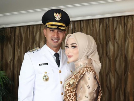 Bunda Seleb Temani Suami Dilantik Jadi Pejabat Daerah, Intip 5 Potretnya Bun