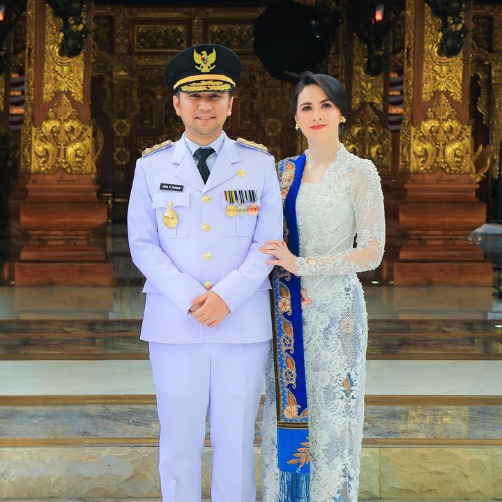 <p>Arumi Bachsin tampil cantik dengan kebaya putih dan selendang biru kala menemani sang suami, Emil Dardak, dalam pelantikan sebagai Wakil Gubernur Jawa Timur. "<em>Bismillahirahmanirrahim</em>. Langkah baru yang akan kami jalani bersama. Untuk yang teristimewa, Jawa Timur tercinta," ujarnya dengan menyisipkan emotikon hati. (Foto: Instagram: @arumibachsin_94)</p>