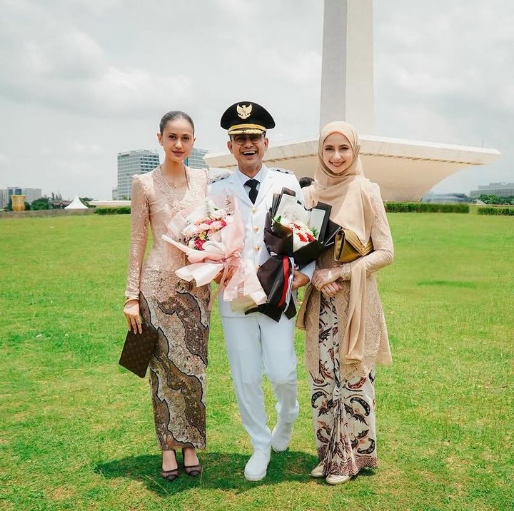 <p>Avi Basalamah bersama sang putri, Asila Maisa, turut menemani sang suami, Ramzi, dalam pelantikan pejabat daerah, Bunda. Diketahui, presenter ternama ini terpilih sebagai Wakil Bupati Kabupaten Cianjur. (Foto: Instagram: @therealasilamaisa)</p>