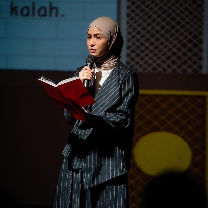 <p>"Terima kasih sudah membawakan puisiku dengan begitu indah, menyentuh, dan penuh perasan. Untuk waktu kehangatan dan perhatian kalian di atas panggung ini, aku tidak bisa cukup berterima kasih," tutur Bunda tiga anak ini seraya mengunggah potret peluncuran bukunya. (Foto: Instagram: @natasharizkynew)</p>