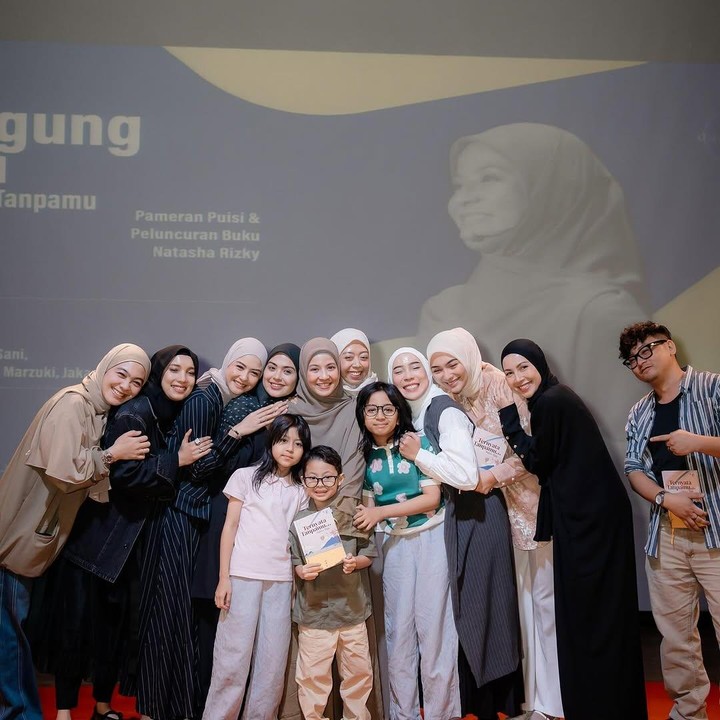 <p>Dalam acara launching-nya, perempuan yang akrab disapa Acha ini mengundang orang-orang terdekat untuk tampil di Panggung Puisi, Bunda. Di sini, Acha meminta beberapa teman dan keluarganya membacakan puisi yang ada di dalam buku <em>Ternyata Tanpamu</em>. (Foto: Instagram: @natasharizkynew)</p>