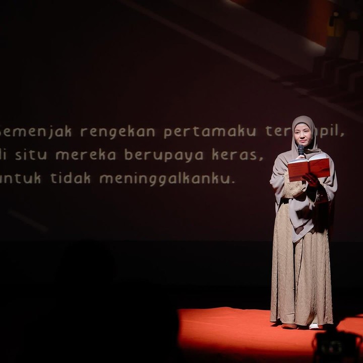 <p>Acha menyebut acara peluncuran bukunya ini turut menjadi ruang untuk mempertemukan hati-hati yang pernah kehilangan dan memiliki kisah yang rapuh. "Hari ini bukan sekedar peluncuran buku, tapi sebuah ruang yang mempertemukan hati-hati yang pernah kehilangan, merangkai kisah yang pernah rapuh, dan menemukan makna di antara baris-baris puisi," ujarnya. (Foto: Instagram: @natasharizkynew)</p>