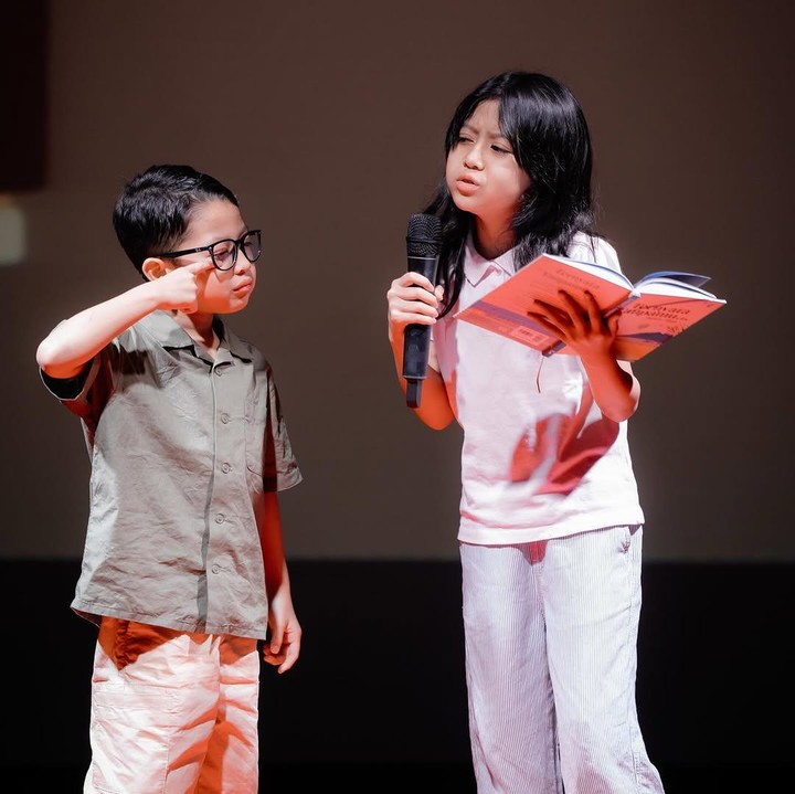 <p>Selain Desta, ketiga anak Acha, Megumi, Mishka, dan Miguel, turut menjadi performer yang membacakan puisinya. Gemas banget ya, Bunda! (Foto: Instagram: @natasharizkynew)</p>