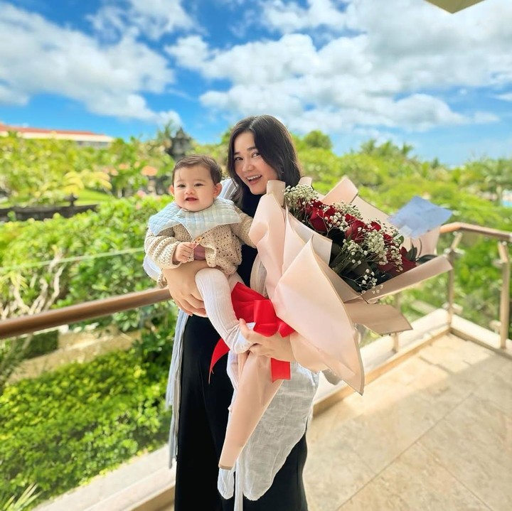 <p>"Dia yang bisa duduk, akunya yang ikut senang," ungkap seorang netizen terharu. "<em>MasyaAllah</em>, lincah sekali kamu dek, semoga sehat selalu ya," kata netizen lainnya. (Foto: Instagram: @gabriellasumargo)</p>