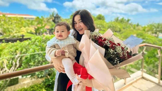 5 Potret Denny Sumargo Beri Kejutan Sang Istri, Minta Dibelikan Perhiasan dari Batu Emerald