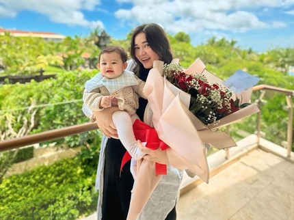 5 Potret Denny Sumargo Beri Kejutan Sang Istri, Minta Dibelikan Perhiasan dari Batu Emerald