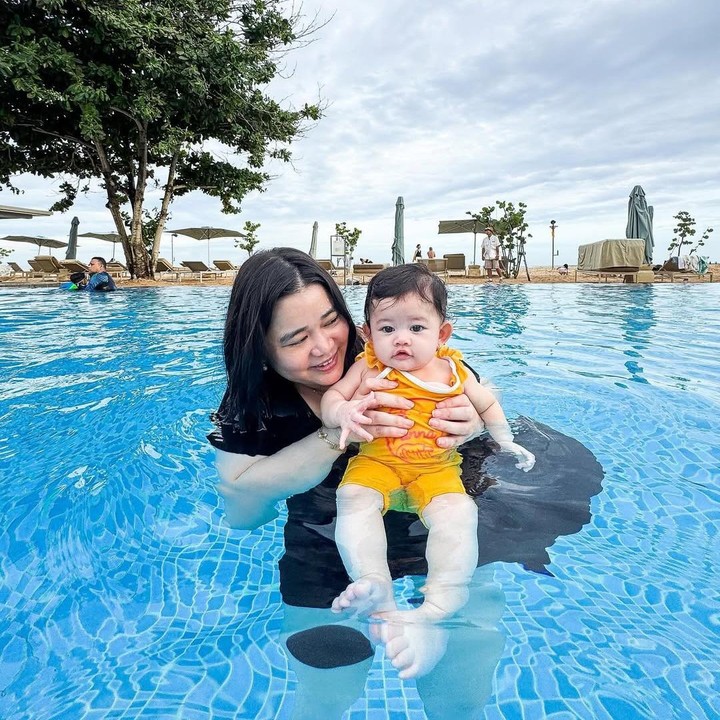 <p>Denny dan sang istri kerap membagikan potret kebersamaannya bersama Gabriella. Keduanya juga sering mengunggah momen ketika Si Kecil asyik bermain. (Foto: Instagram: @gabriellasumargo)</p>