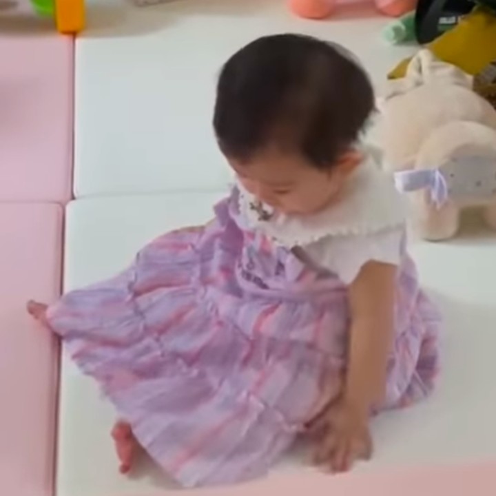 <p>Dalam sebuah video singkat, Gabriella mengenakan <em>dress</em> warna ungu tengah berusaha untuk bisa duduk sendiri. Tidak lama kemudian, Si Kecil yang akrab disapa Biel ini pun menopang tubuhnya dan mengambil posisi duduk. (Foto: Instagram: @gabriellasumargo)</p>