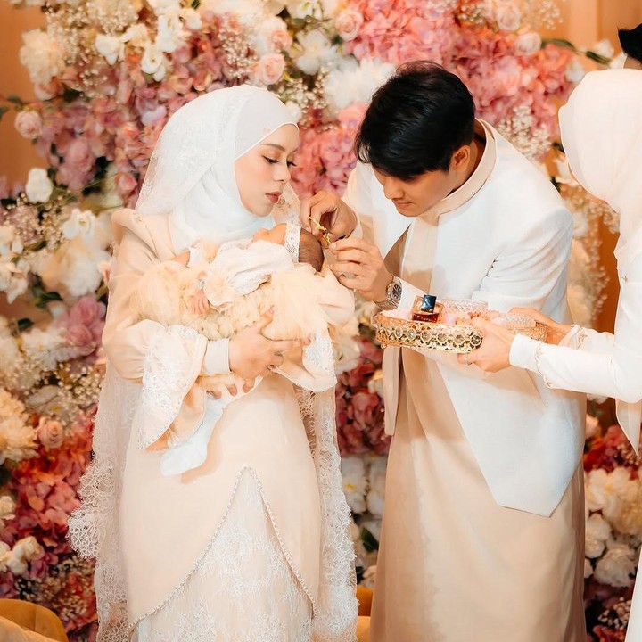 <p>Lesti dan sang suami, Rizky Billar, langsung mengadakan akikah untuk sang putri. Acara pun berjalan dengan sangat khidmat dan dihadiri oleh orang-orang terdekat. (Foto: Instagram: @lestikejora)</p>