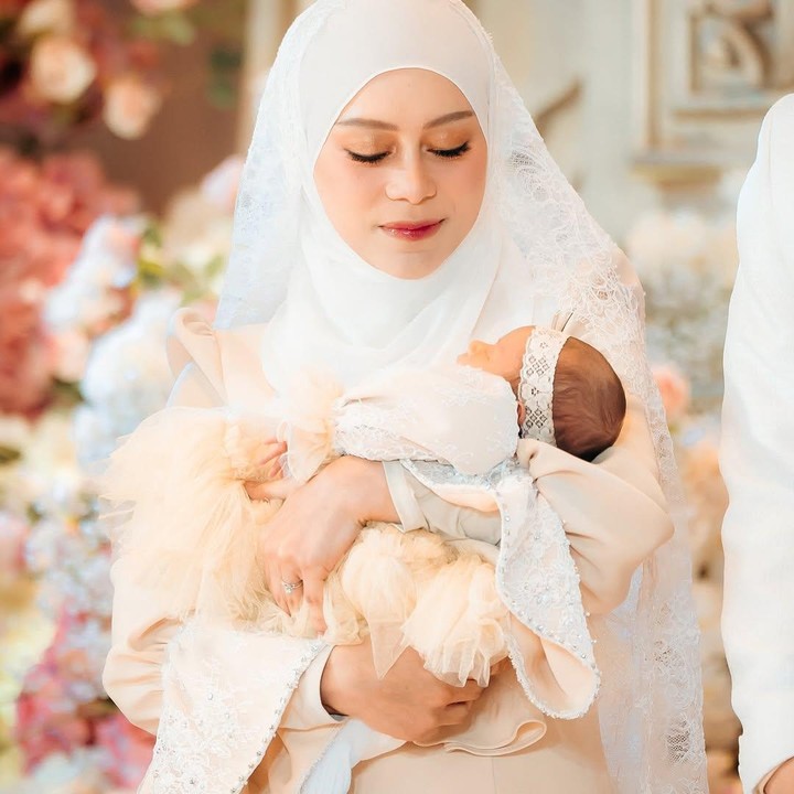 <p>Banyak netizen yang mendoakan kebahagiaan Lesti dan keluarga nih, Bunda. Mereka berharap agar perempuan 25 tahun itu selalu diberikan kesehatan, keberkahan, serta kesuksesan dunia dan akhirat. (Foto: Instagram: @lestikejora)</p>