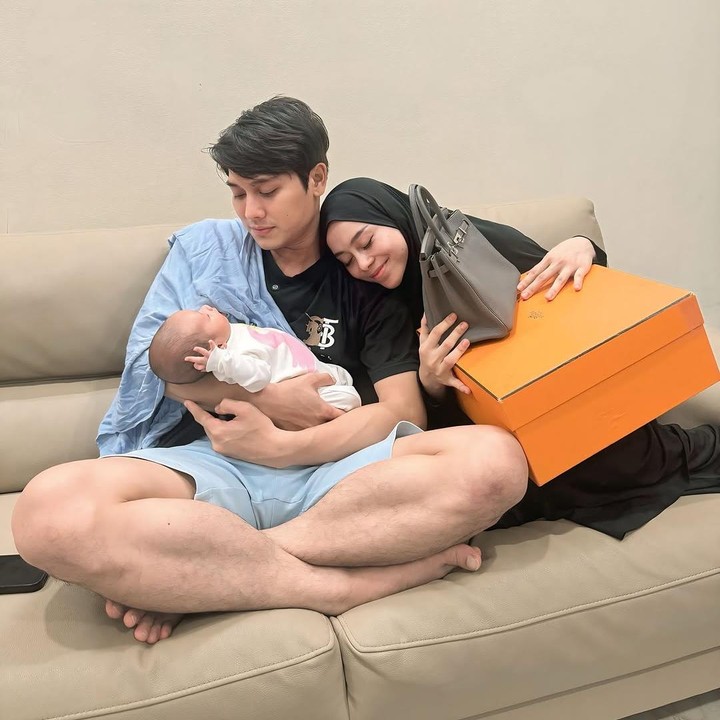 <p>Setelah melahirkan, Lesti turut mendapatkan hadiah dari sang suami. Kali ini, hadiah yang ia dapatkan adalah tas mewah dari salah satu koleksi merek ternama, Hermes. "<em>MasyaAllah</em> <em>Tabarakallah</em> 14. Terima kasih, Pa," tulis Lesti seraya menyisipkan emotikon hati putih. (Foto: Instagram: @lestikejora)</p>