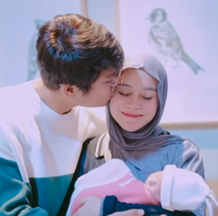 <p>"<em>MasyaAllah</em>, semoga kalian sekeluarga selalu dilimpahkan keberkahan, kesehatan, panjang umur, rezeki, kebahagiaan, kesuksesan dunia akhirat, serta selalu dalam lindungan Allah SWT, amin," kata seorang netizen. "<em>MasyaAllah</em> <em>tabarakallah</em>, bahagia selalu, langgeng terus sampi jannah, aminn aminn," doa netizen lainnya. (Foto: Instagram: @lestikejora)</p>